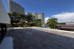 A WELL-DESIGNED, INCOME-GENERATING 𝐃𝐔𝐏𝐋𝐄𝐗 FOR SALE